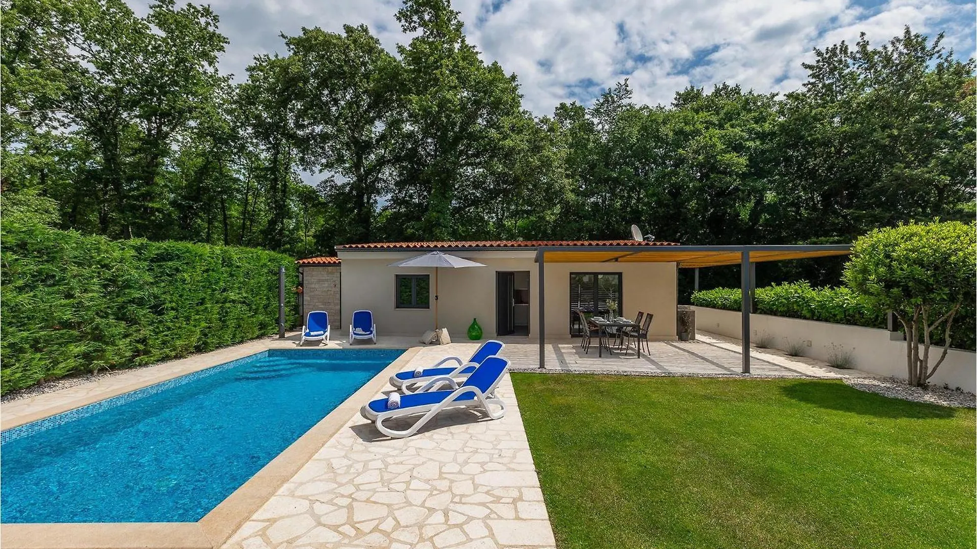 Villa Lakora contacts